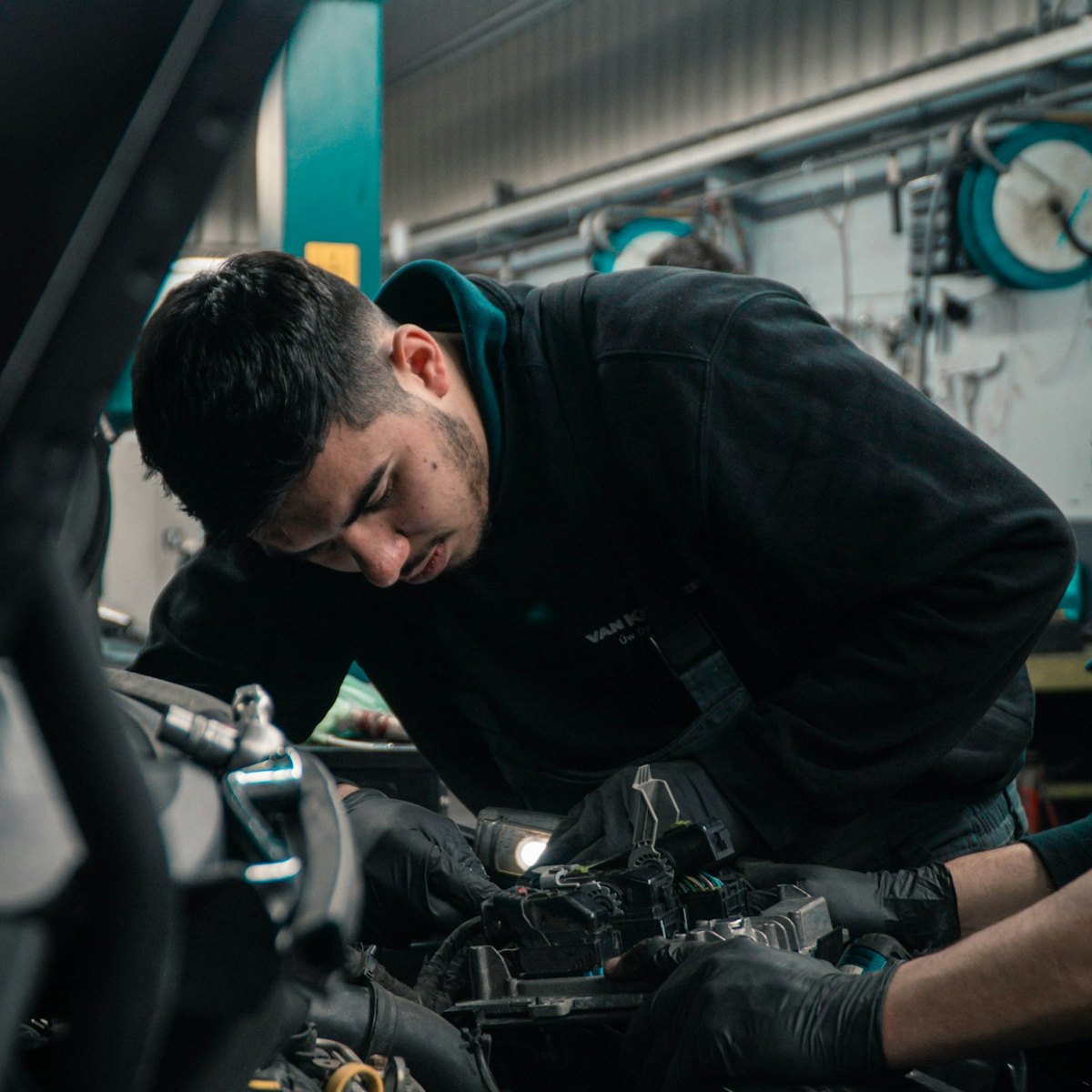 Mecánico trabajando en el motor de un vehículo en un taller