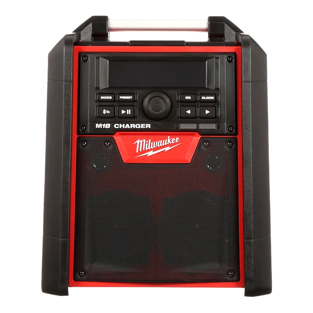 M18 Radio + Cargador en el Lugar de Trabajo | Milwaukee